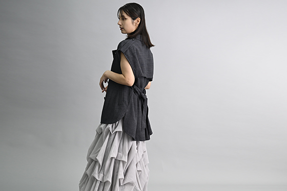 AECA BLANCの青いドレスを着たモデル