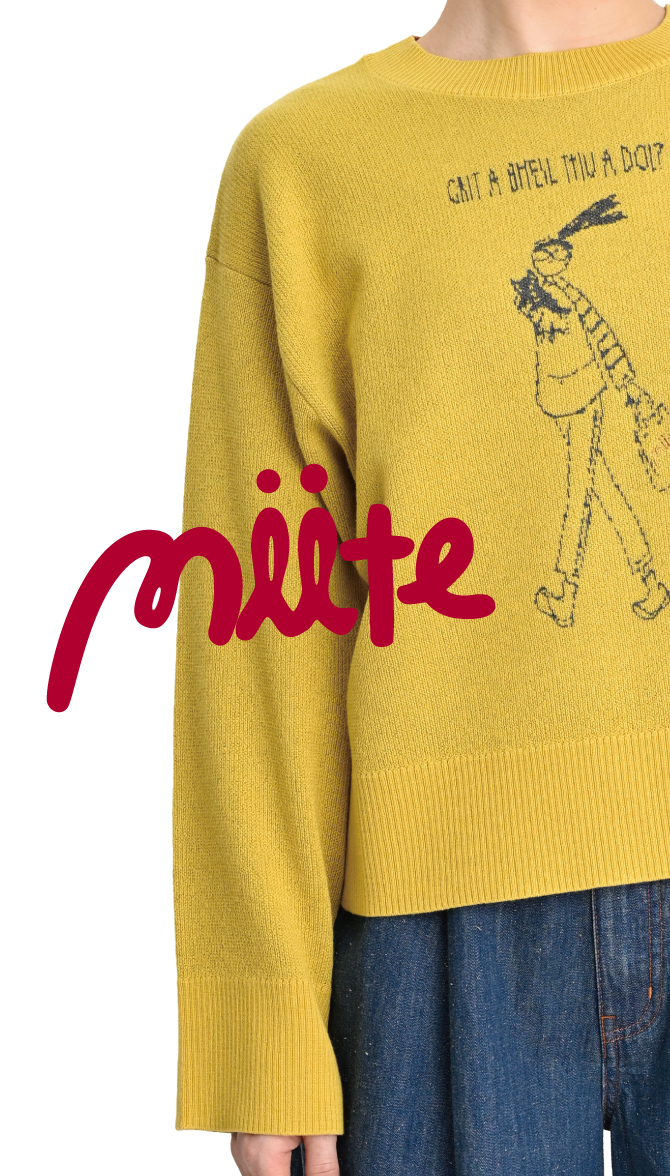 mite fabricaの新作コレクションを披露する女性